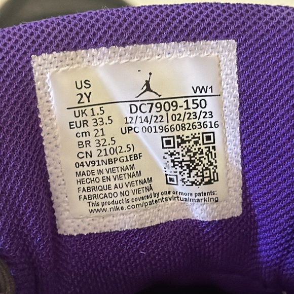 Air Jordan Pro Strong 'White Black Electro Purple
Youth Kids Size 2Y - Picture 8 of 12